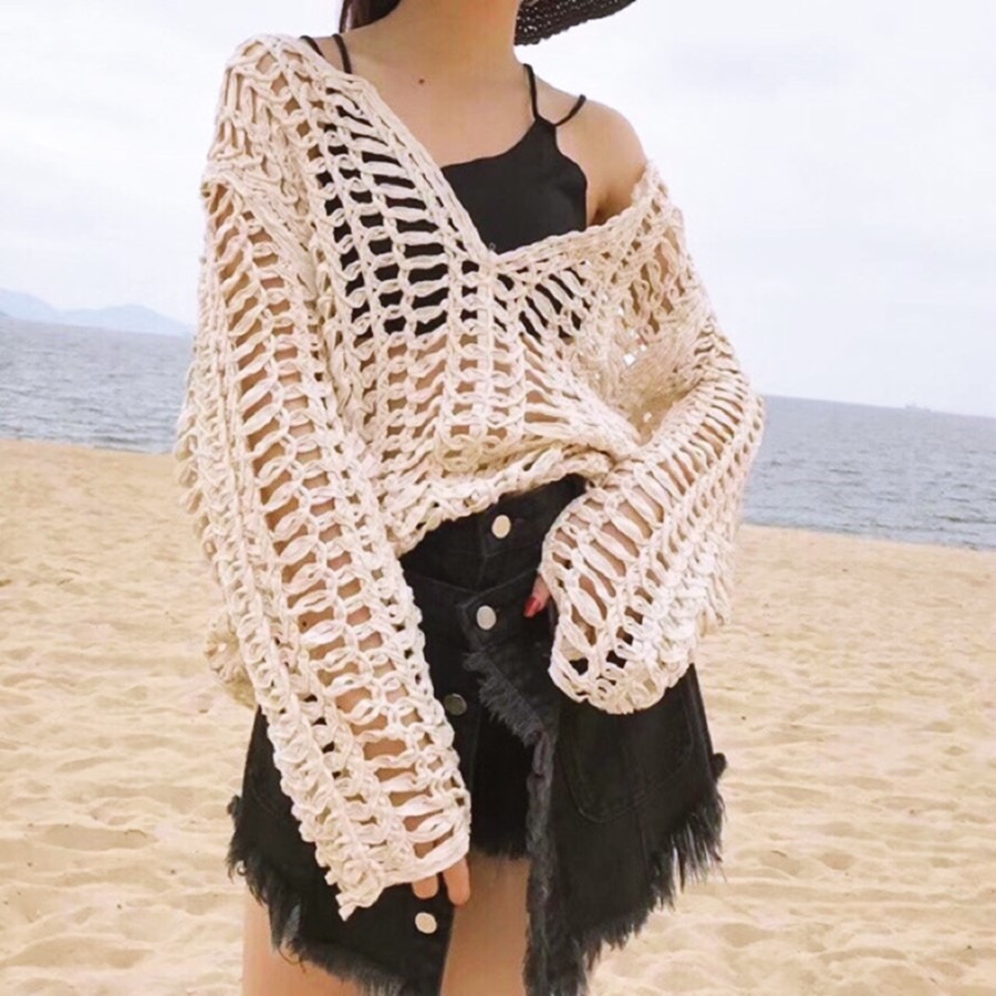 Những chiếc áo ren hay lưới mỏng mặc thêm bên ngoài tạo nên sự quyến rũ