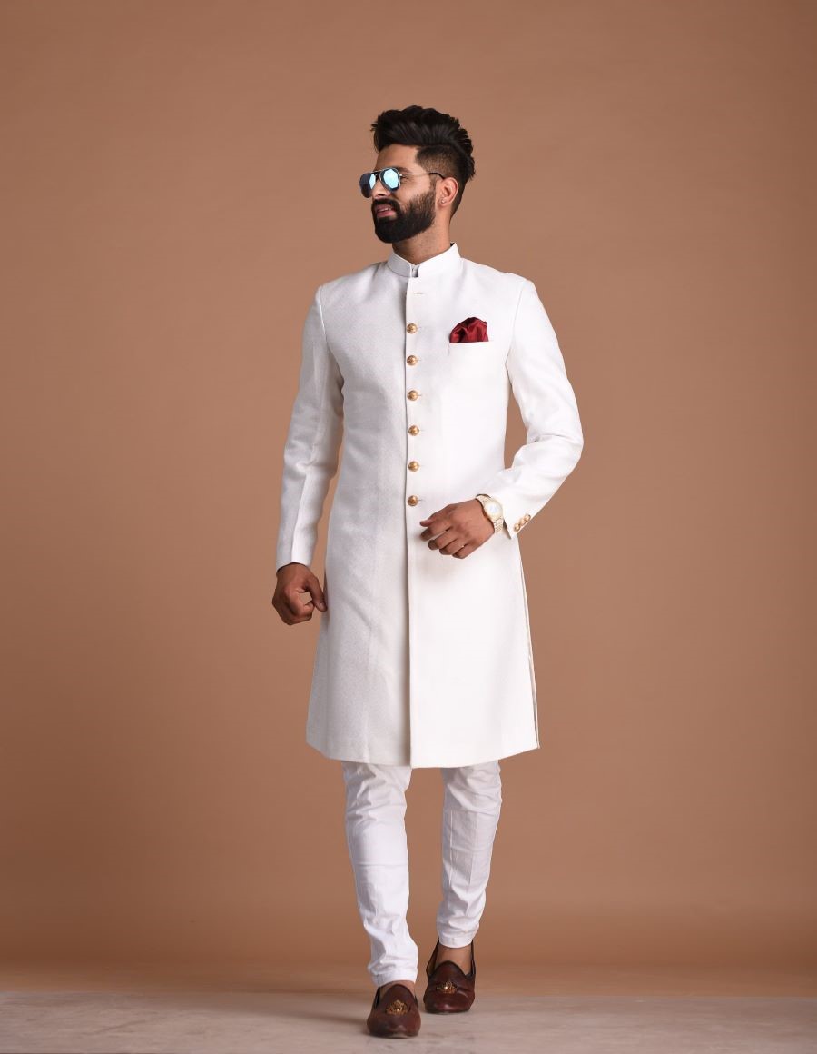 Achkan nổi tiếng là một loại áo khoác dài quá đầu gối dành cho đàn ông Ấn Độ