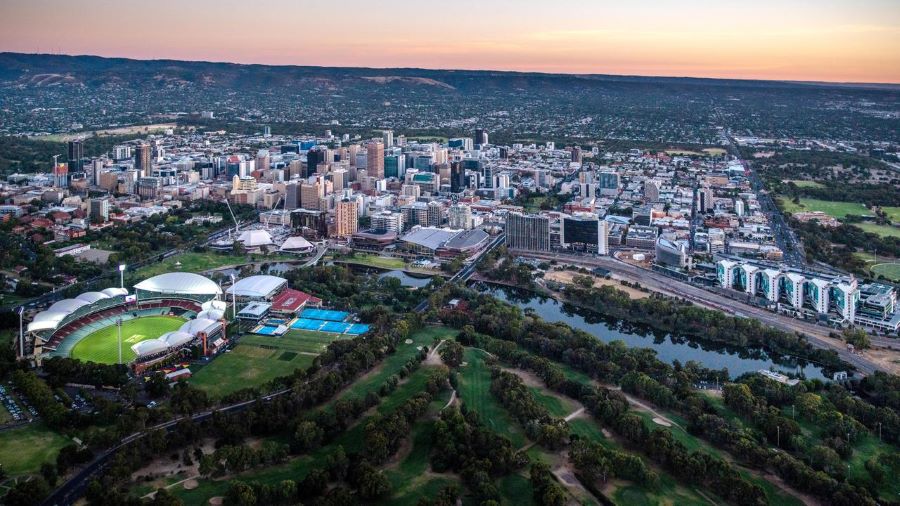 Nằm ở khu vực nam trung với diện tích 983.482 km2, lớn thứ 4 của nước Úc