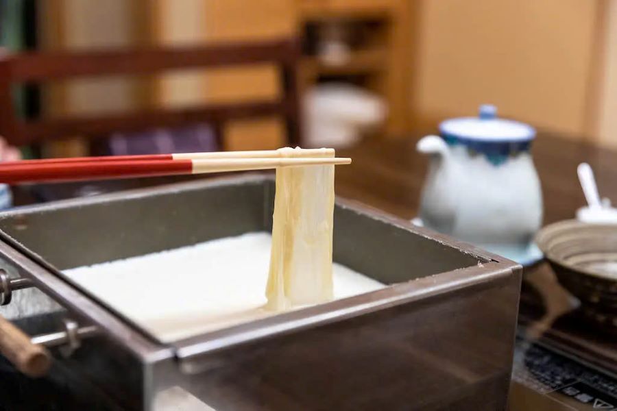 Yuba là lớp màng mỏng hình thành trên bề mặt khi đun sôi sữa đậu nành