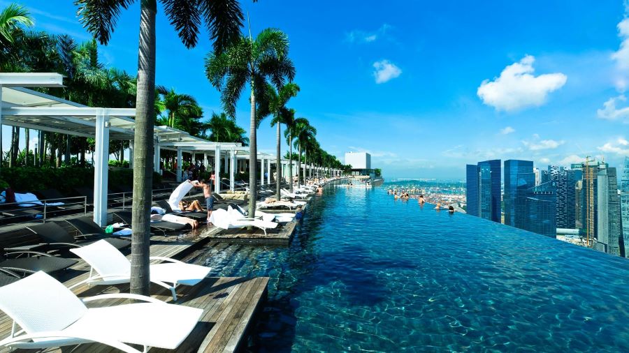 Hồ bơi vô cực tại Marina Bay Sands là điểm đến không thể bỏ qua của nhiều du khách 