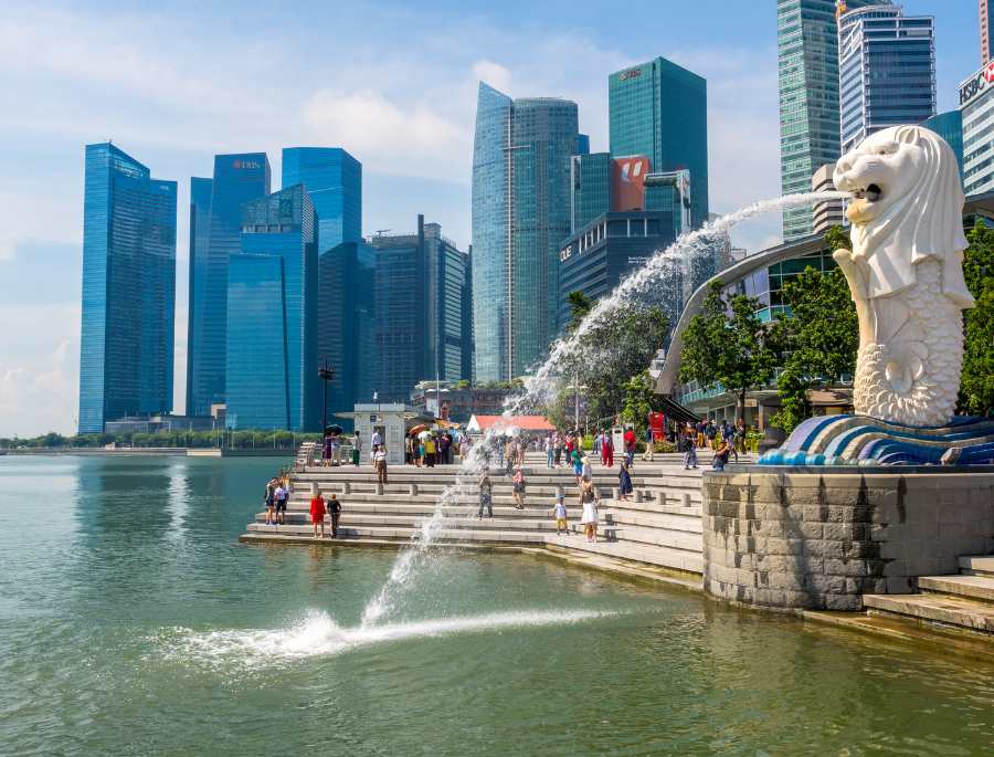 Merlion Park nổi bật với hình dáng đầu sư tử và mình cá