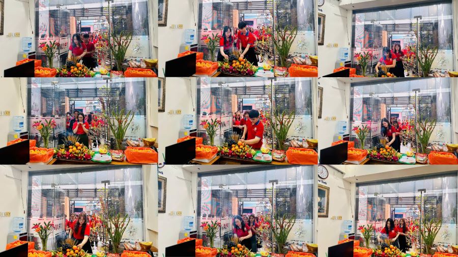 Toàn thể nhân viên cùng nhau dâng hương trong buổi lễ khai trương đầu năm