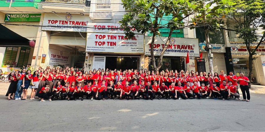 Đội ngũ Ban Lãnh Đạo, Nhân Viên Top Ten Travel rực rỡ trong màu áo đỏ ngày khai trương đầu năm