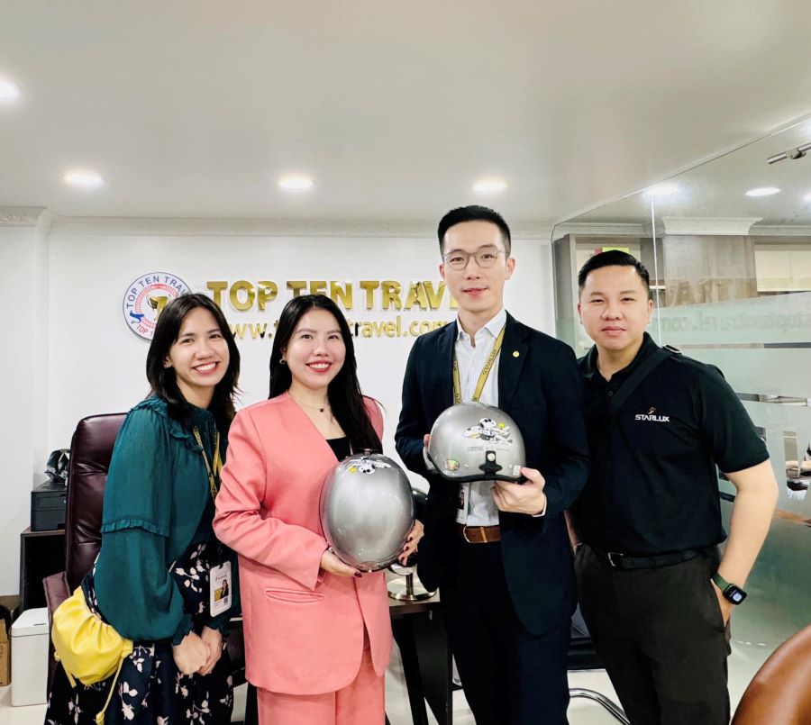 Bà Hoàng Minh Nhi – Giám đốc kinh doanh của Top Ten Travel chụp ảnh lưu niệm cùng Mr Timothy Ma và team Starlux Airlines