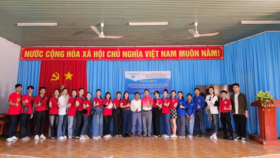 Tập thể Top Ten Travel chụp ảnh lưu niệm cùng Đại Diện xã Ma Nới