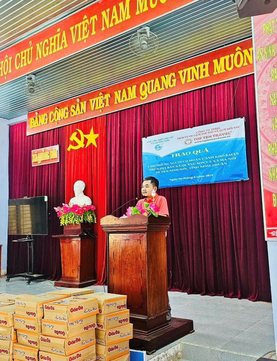 Ông Nguyễn Văn Toàn - Phó Tổng Giám Đốc Top Ten Travel chia sẻ tại buổi thiện nguyện