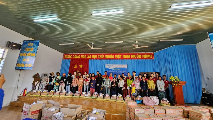 Đại Diện Công Ty Top Ten Travel đã mang những phần quà ý nghĩa thiết thực gửi tặng tới Bà Con