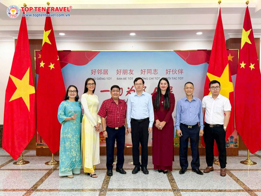Ông Nguyễn Cảnh Linh chụp ảnh lưu niệm cùng đại diện Lãnh Sự Quán Trung Quốc tại Tp Hồ Chí Minh