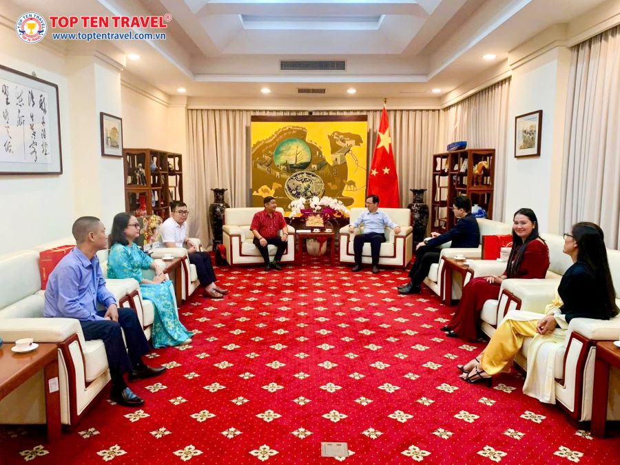 Đại diện cho Top Ten Travel – Ông Nguyễn Cảnh Linh, trưởng phòng khối kinh doanh visa đã có chuyến thăm chúc tết Tổng lãnh sự quán Trung Quốc tại Thành Phố Hồ Chí Minh