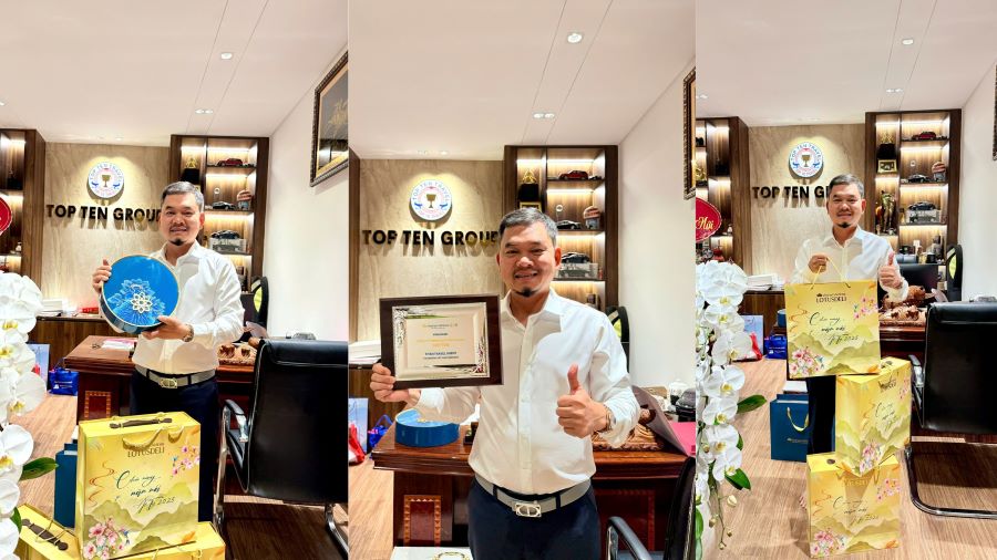 Ông Nguyễn Văn Toàn – Phó Tổng Giám Đốc Top Ten Travel chụp ảnh lưu niệm cùng bằng chứng nhận 