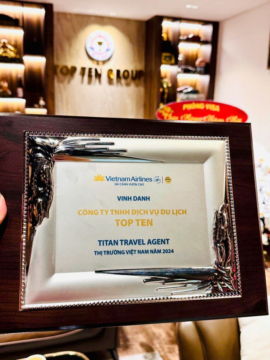 Bằng chứng nhận danh hiệu “TOP 5” của Top Ten Travel đến từ Vietnam Airlines