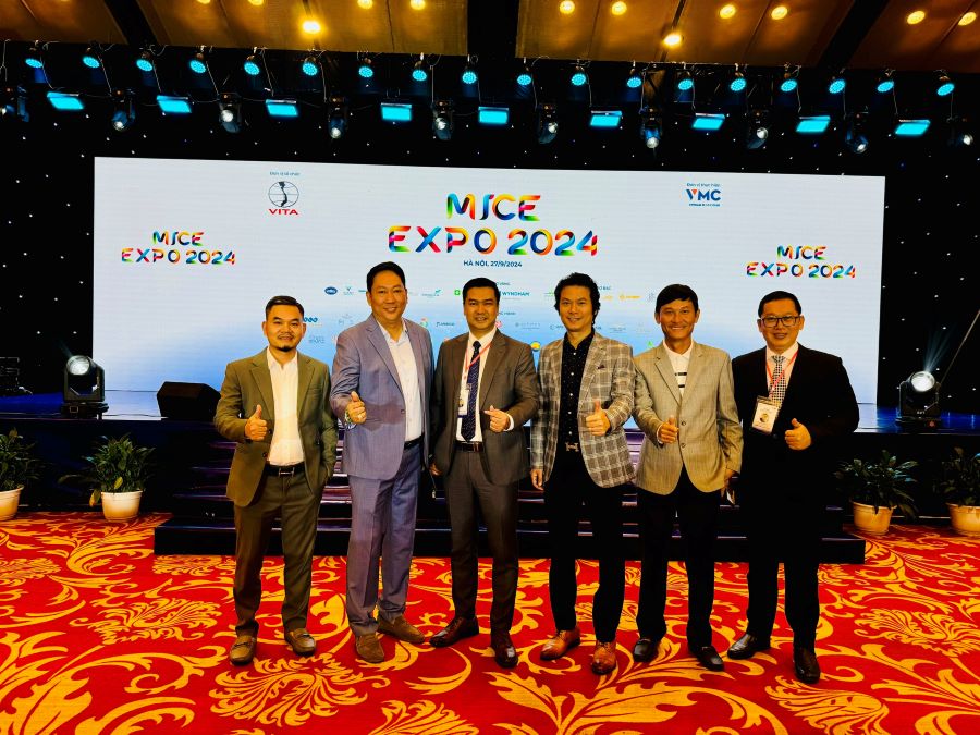 Ông Nguyễn Văn Toàn chụp ảnh lưu niệm cùng đại diện các doanh nghiệp khác khi tham gia sự kiện