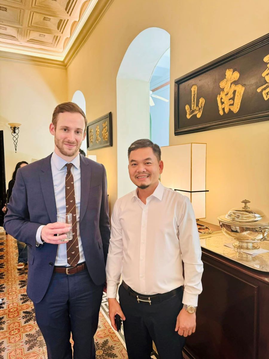 Ông Nguyễn Văn Toàn – Phó Tổng Giám Đốc Top Ten Travel chụp hình lưu niệm cùng Phó Tổng Lãnh Sự Quán Pháp