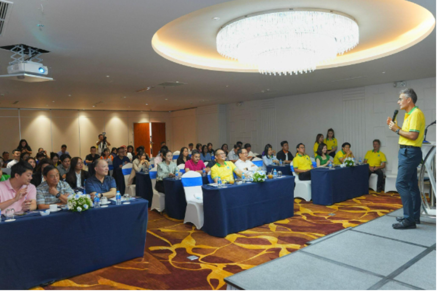 Ông Simon Williamson - Đại diện Kingstar giới thiệu những sản phẩm trong chương trình hội thảo