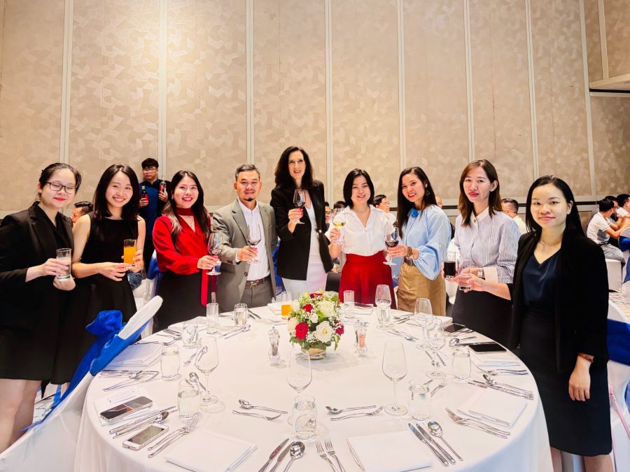 Ông Nguyễn Văn Toàn Phó Tổng Giám Đốc Top Ten Travel và Bà Hoàng Minh Nhi Giám Đốc Kinh Doanh cùng tham gia buổi tiệc của Galeries Lafayette trong buổi tối cùng ngày