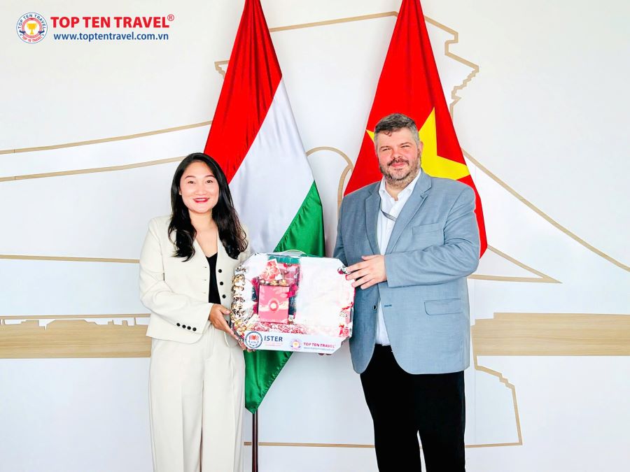 Bà Phạm Thị Thu Hằng – Phó Giám Đốc Điều Hành Tour ghé thăm chúc tết Đại Sứ Quán Hungary tại Thành Phố Hồ Chí Minh