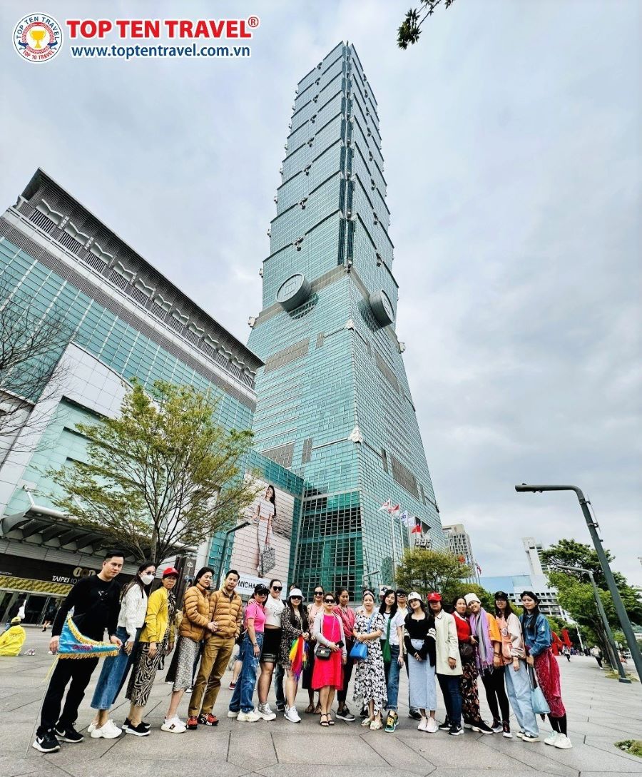 Du khách check in tại Tòa tháp Taipei 101 trong tour du lịch Đài Loan tại Top Ten Travel