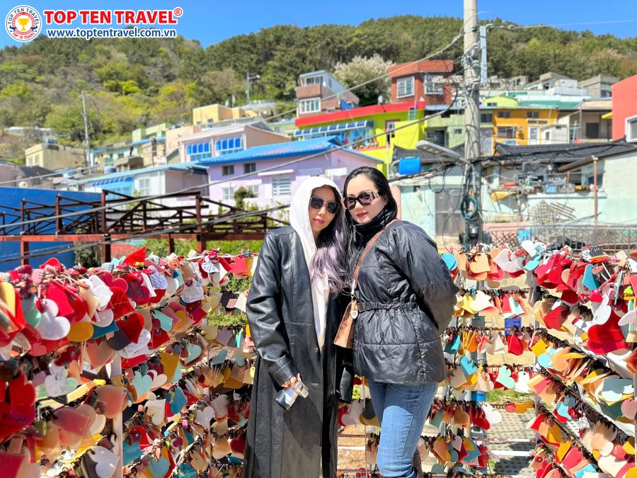 Giữa dòng người tấp nập, đôi lúc bạn sẽ cảm thấy lạc lõng đấy nhé!