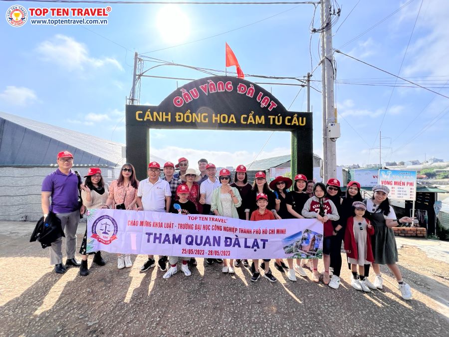 Đoàn khách nhà Top Ten Travel tham gia các hoạt động trên tour