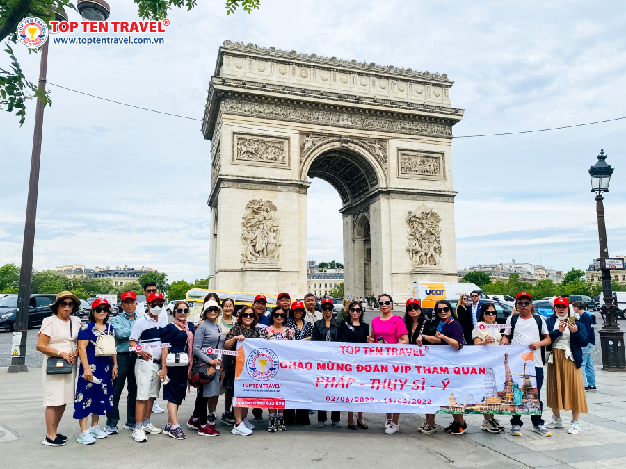 Đoàn khách Top Ten checkin tại Khải Hoàn Môn