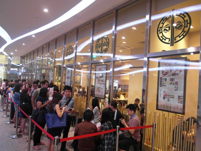 xep-hang-de-mua-do-an-o-singapore-min-1