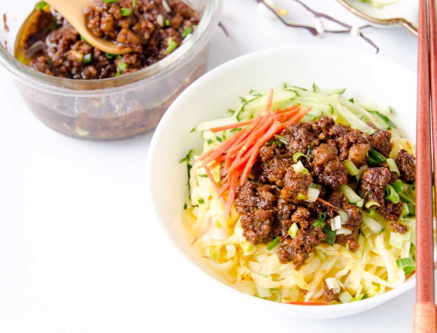 Điểm nhấn của mì Zha Jiang Mian chính là phần sốt tương đen sánh mịn