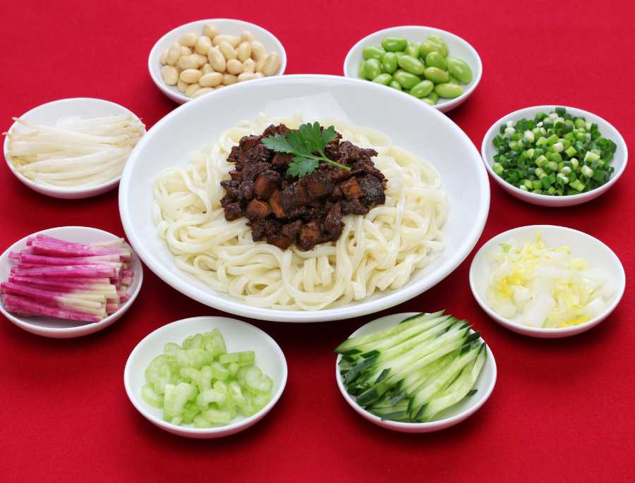 Các nguyên liệu cơ bản để tạo ra món mì Zha Jiang Mian nổi tiếng Bắc Kinh