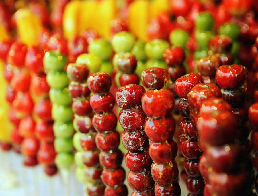 Những cây kẹo hồ lô có giá thành rẻ, phù hợp với mọi đối tượng