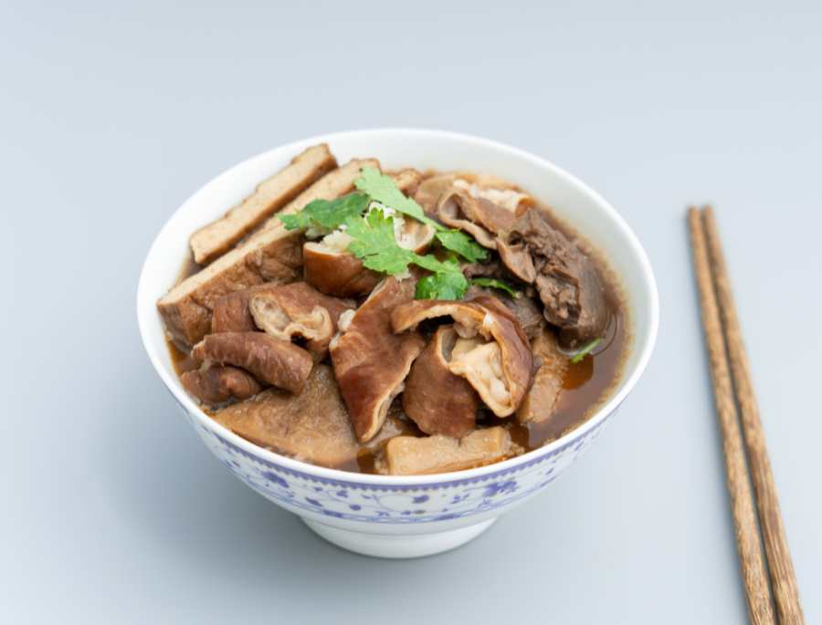 Một tô Lu Zhu Huo Shao là sự kết hợp hoàn hảo giữa các loại thịt như: Thịt bò, thịt lợn, đậu phụ, phổi lợn, bánh mì...