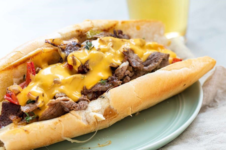 Nhắc đến ẩm thực Mỹ, không thể không nhắc đến Cheese steak, món ăn mang hương vị đặc trưng của thành phố Philadelphia