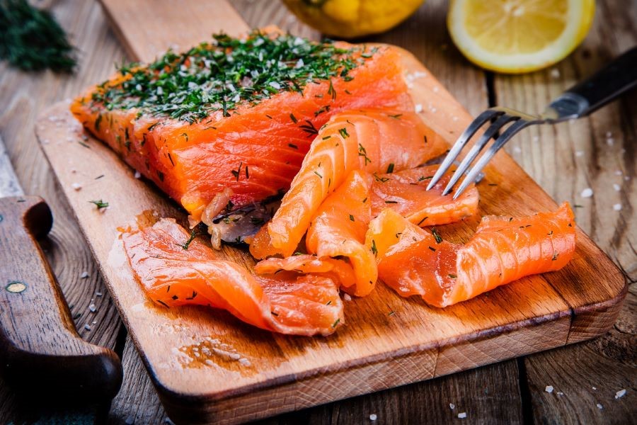 Cá hồi hun khói là một món ăn đặc sản nổi tiếng trong ẩm thực Mỹ, được yêu thích bởi hương vị tinh tế và độc đáo