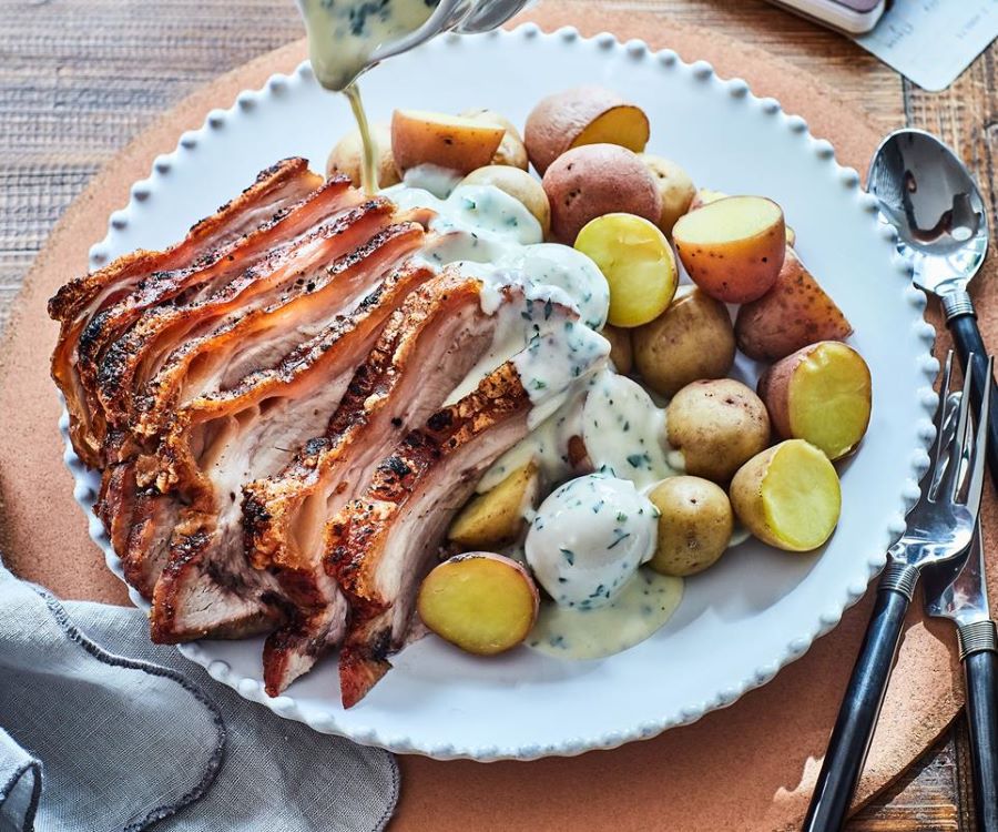 Thịt heo chiên giòn sốt ngò tây là một món ngon dân dã được nhiều gia đình tại Đan Mạch yêu thích 