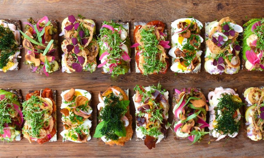 Smorrebrod không chỉ cầu kỳ trong cách bày trí mà còn hấp dẫn thực khách bởi hương vị thơm ngon tuyệt hảo