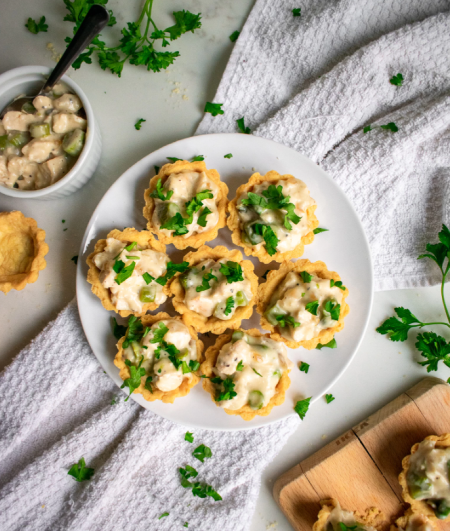 Tarteletter được ăn kèm với phần nhân đầy ụ topping hấp dẫn và hỗn hợp nước sốt màu trắng đặc trưng 