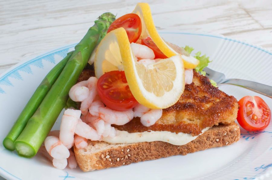 Stjerneskud gồm một lát bánh mì lúa mạch đen ăn kèm với phần nhân nhiều topping hấp dẫn khác nhau 