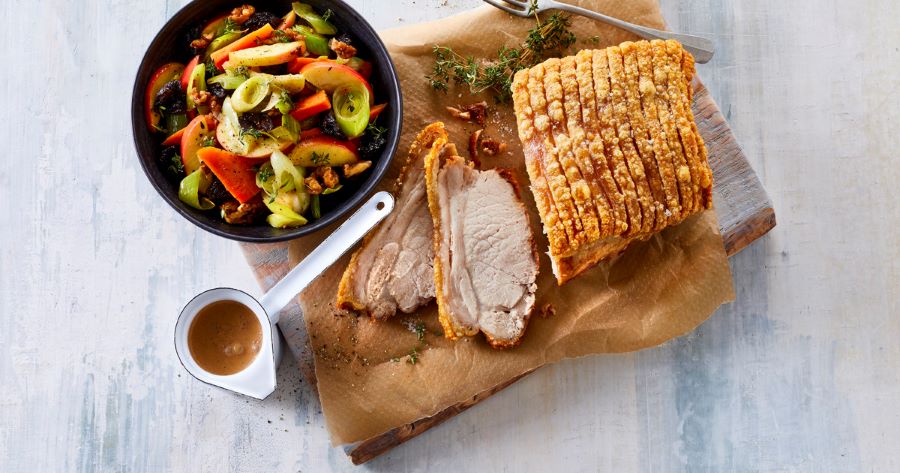 Thịt heo nướng Flæskesteg với lớp vỏ ngoài giòn rụm, hứa hẹn sẽ chinh phục trái tim thực khách 