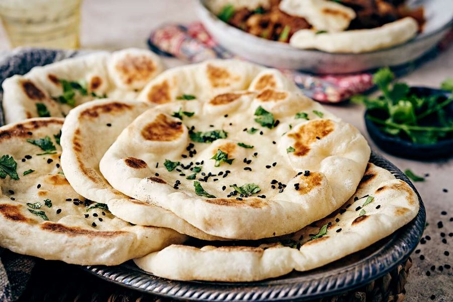 Bánh Naan là món bánh mì dẹt nổi tiếng được làm từ bột mì và men khô
