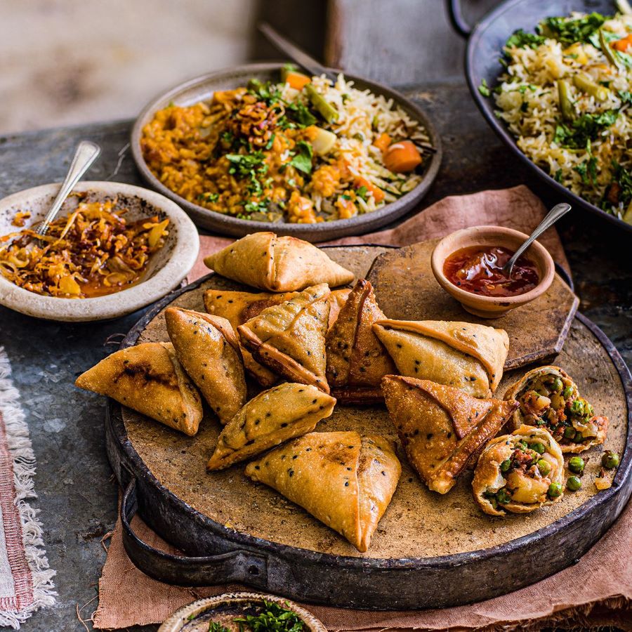 Samosa là một loại bánh chiên có thể tìm thấy khắp nơi trên đường phố Ấn Độ
