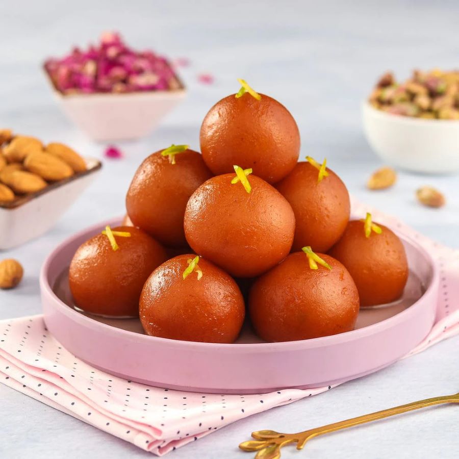 Những chiếc bánh Gulab Jamun vàng ươm đẹp mắt với hương vị ngọt ngào khó cưỡng của siro đường