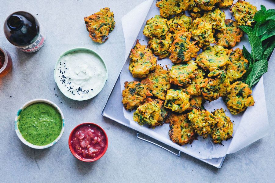 Pakora càng thơm ngon tuyệt hảo hơn khi được ăn kèm với nước sốt màu xanh đặc trưng của người Ấn