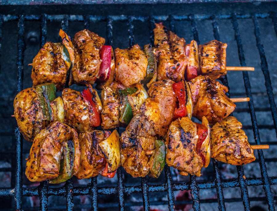 Món ăn được làm từ nhiều loại thịt khác nhau như: Thịt bò, thịt cừu, thịt heo, thịt gà..