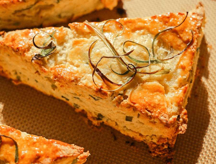 Bánh nướng cà ri xanh Úc là một món ăn độc đáo, mang đậm dấu ấn của sự giao thoa văn hóa ẩm thực nước Úc