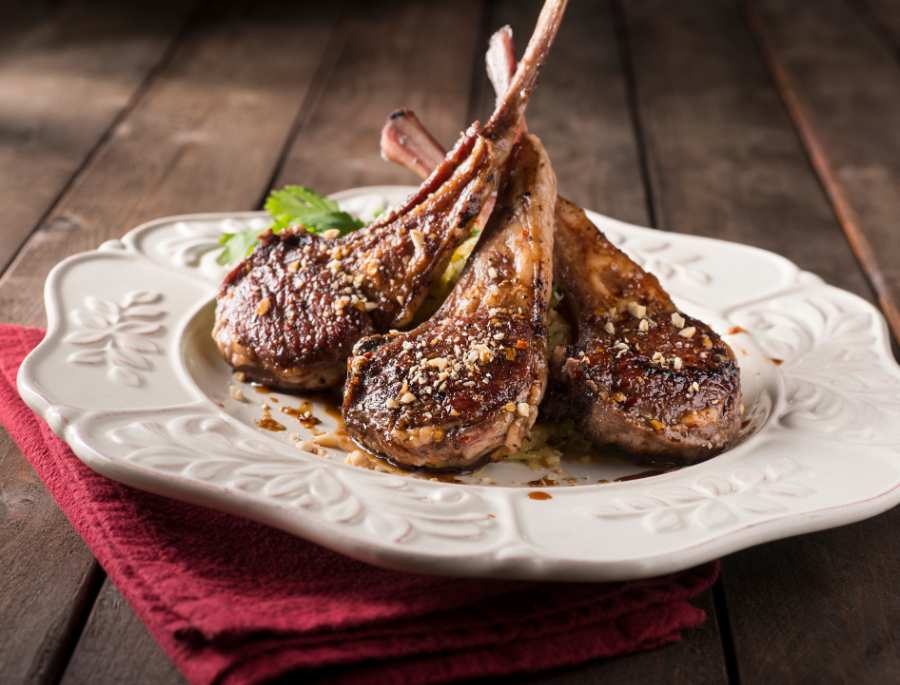 Miếng sườn cừu có bề ngoài giòn, trong khi phần thịt bên trong vẫn giữ được độ mềm ẩm