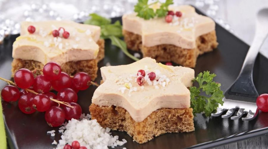 Foie Gras thường được người Pháp ăn cùng với bánh gato vị quế hồi (pain d'épices)