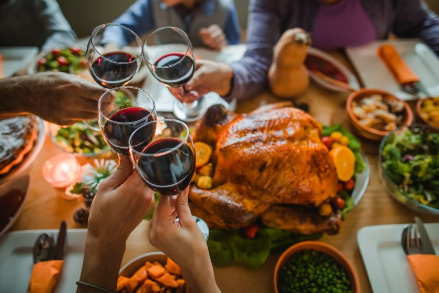 Thưởng thức một miếng gà tây nhồi hạt dẻ mềm thơm cùng một ít rượu vang thì còn gì bằng