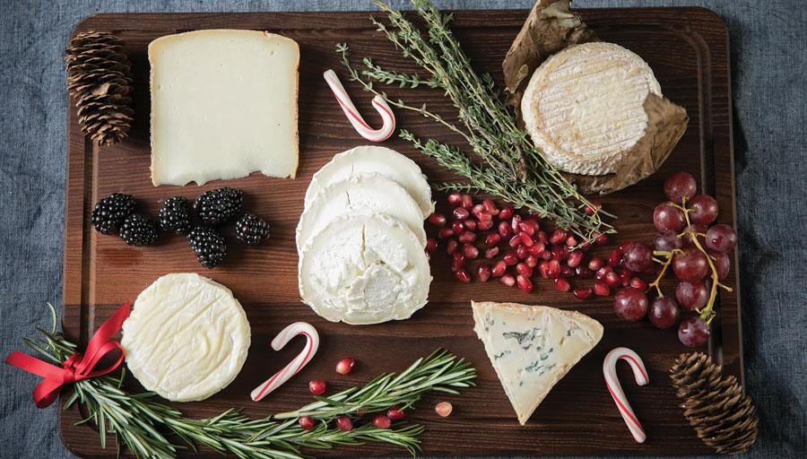 Trong bữa tiệc năm mới, pho mát thường được phục vụ trên một cái thớt gỗ nhỏ