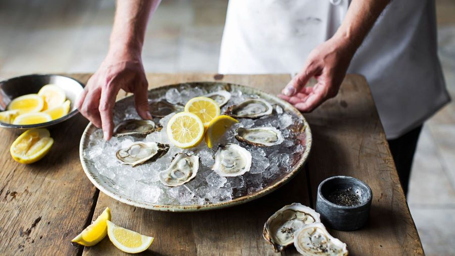 Hàu sống là món ngon rất được ưa chuộng tại Pháp nhờ vị ngọt thanh, béo ngậy, rất đậm đà