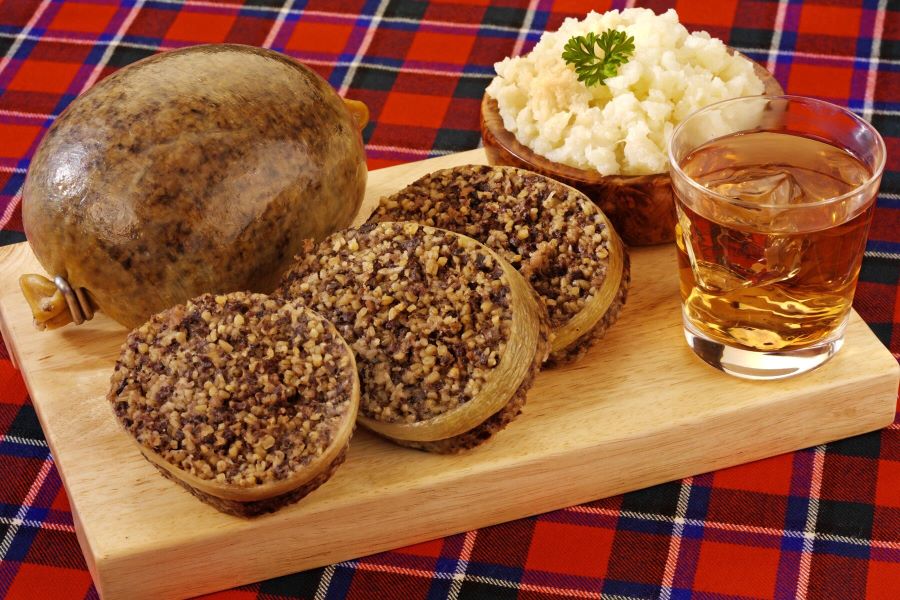 Haggis là món ngon Scotland được làm từ nội tạng cừu băm nhỏ