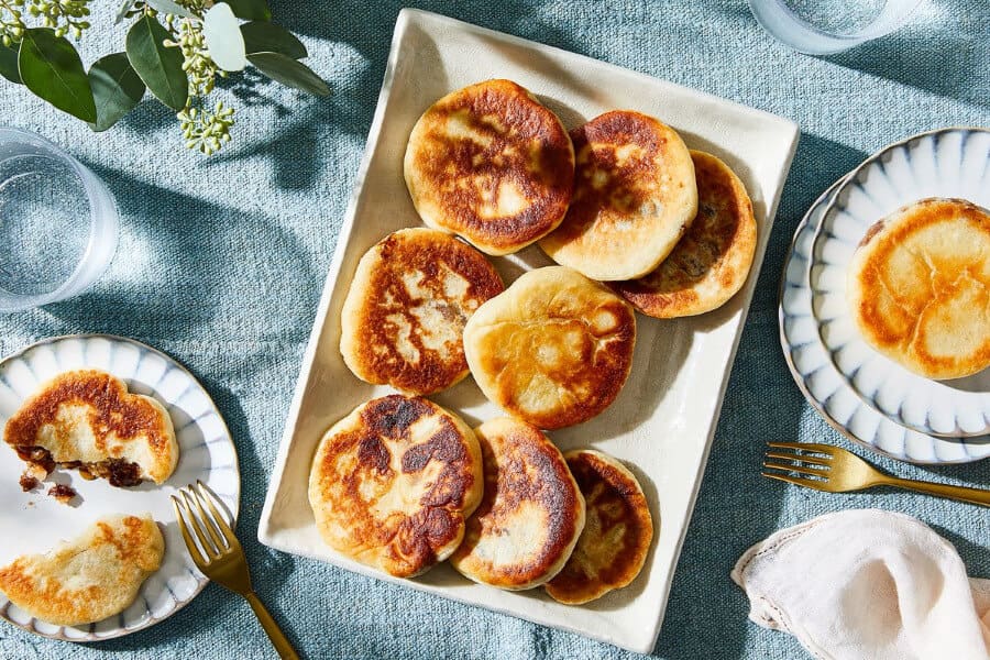 Hotteok, hay bánh kếp ngọt, là một món ăn đường phố không thể thiếu khi bạn đến thăm Incheon Chinatown